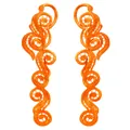 Detailansicht der leuchtend orangefarbenen wasserlöslichen Stickspitzen-Patches in S-Form - 2 Stück / Orange