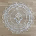 Elegante witte ronde kanten placemat met etnisch borduurwerk op houten ondergrond - Diameter 33cm / Wit