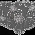 Detailopname van witte geborduurde kanten mesh sjaal met elegante bloemenpatronen en afwerking - Bloemen Blad Borduurstijl (2#)