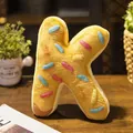 Cojín de peluche con forma de letra K y diseño de donut con virutas de colores - Letra K (Colgante) / 10cm / Amarillo tierno
