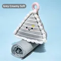 Lindo cojín triangular gris de dibujos animados y manta enrollada para la siesta - Gris / Almohada 30x25cm + Manta 100x170cm