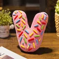 Cojín de peluche rosa en forma de V con diseño decorativo de virutas de donut de colores - Letra V (Colante) / 10cm