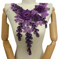 Détail du col en dentelle florale violette pour une décoration de vêtement élégante - Violet