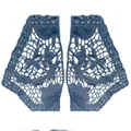 Détail macro de dentelle brodée symétrique bleue en soie de lait pour vêtements - Une Paire / Bleu Denim