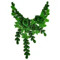 Vue détaillée du col en dentelle brodée de fleurs vertes avec broderie fine. - Vert