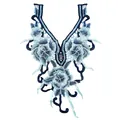 Vue détaillée du col en dentelle brodée à fleurs bleues avec des points complexes - Bleu