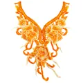 Gros plan sur une applique de col en dentelle brodée de fleurs orange vif ethnique. - Orange