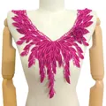 Vue détaillée d'un col en dentelle brodée fuchsia avec fleur 3D sur un mannequin - Rose rouge