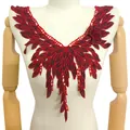 Vue détaillée de l'applique de col en dentelle florale brodée rouge sur un mannequin - Rouge