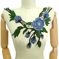 Vue détaillée d'un col en dentelle brodé de fleurs bleues sur un mannequin - Bleu
