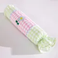 Almohada cilíndrica con forma de caramelo a cuadros rosa y verde y bordado floral - Forro independiente / Rosa a Cuadros