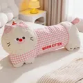 Long oreiller en peluche de chat avec motif à carreaux rose et texte WARM KITTEN. - 90cm (Doublure Indépendante Amovible et Lavable) / Chat Rose