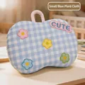 Pequeña almohada de felpa a cuadros azules con bordado de flores y asa de transporte - Pequeño (32x20cm) / Azul a Cuadros