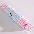 Cojín cilíndrico con forma de caramelo con cuadros rosas y azules y flor bordada - Forro independiente / Azul a Cuadros