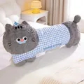 Long coussin de chat en peluche gris confortable à carreaux bleus pour dormir sur le côté - 90cm (Doublure Indépendante Amovible et Lavable) / Chat Gris