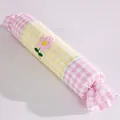 Cojín cilíndrico de caramelo a cuadros rosa y amarillo con bordado de flores suaves. - Forro independiente / Cuadros Amarillos