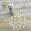 Detalle de posavasos redondo de encaje beige con bordado calado vintage - Estilo Camelia