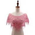 Primer plano del intrincado bordado de encaje rosa y borlas en un chal para Hanfu. - Tops / Rosa Palo