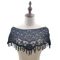Detalle de capa corta de encaje negro con bordado floral estilo Hanfu mujer. - Tops / Negro