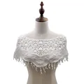 Primer plano de chal de encaje blanco con bordado calado y detalles de flecos colgantes - Tops / Blanco