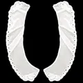 Gros plan d'un col en dentelle de coton brodé blanc avec détails d'œillets fleuris. - Style Bande Longue (LG710) / Blanc décoloré