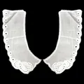 Gros plan sur un col amovible en dentelle de coton brodé blanc avec motif floral - Style Section Courte (LG710) / Blanc décoloré