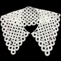 Vue détaillée du col amovible en dentelle brodée de soie de lait blanche aux motifs ajourés. - Blanc (Avec perle artificielle)