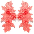 Detailaufnahme symmetrischer korallenrosa Spitzenstickerei-Blumenaufnäher mit 3D-Textur. - 1 Paar Packung / Rosarot
