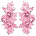 Detailansicht von zwei symmetrischen rosa 3D-Blumen-Spitzenstickereien zum Aufnähen. - 1 Paar Packung / Rosenrosa