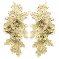 Detailansicht der goldenen symmetrischen Blumen-Spitzenstickereien mit 3D-Struktur. - 1 Paar Packung / Kaffeebraun