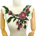 Vue détaillée d'un col en dentelle brodée à fleurs roses sur un buste de mannequin - Rose rosé