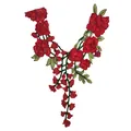 Detailansicht der aufwendigen roten Blumenstickerei auf dem ethnischen Spitzenkragen - Rot