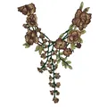 Detailaufnahme eines ethnischen floralen Stickerei-Spitzenkragens für Kleidungszubehör - Kaffeebraun