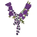 Detailansicht der aufwendigen lila und goldfarbenen Blumenstickerei auf dem Spitzenkragen - Lila