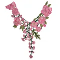 Detail des pinkfarbenen floralen Stickspitzenkragens mit schwerer Stickerei - Rosa