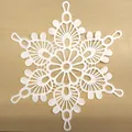 Detaillierte Ansicht eines weißen Spitzen-Untersetzers in Form einer Schneeflocke - Stil 4 / 30cm