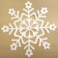 Detailansicht eines weiß bestickten Spitze-Schneeflocken-Untersetzers auf Holzoberfläche. - Stil 1 / 30cm