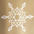 Detaillierte Nahaufnahme eines weißen Schneeflocken-Spitzenstick-Patches für Weihnachtsdeko - Stil 2 / 30cm