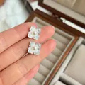 Primer plano de pendientes de plata s925 con diseño de flor y centro de perla natural. - Pendientes de Botón de Perla Artificial de Encaje (E8462)