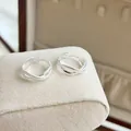 Primer plano detallado de aretes de aro de plata 925 con un elegante diseño de encaje trenzado - Ear Cuff de Textura de Tejido Geométrico (E8464)