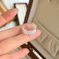 Primer plano de un anillo abierto de plata S925 con intrincado patrón de encaje - Anillo Abierto de Encaje Hueco (J5006)
