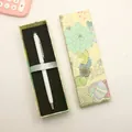 Elegante Blumen-Geschenkbox für Stifte mit einem weißen Eingabestift und Schleife - Stülpdeckel Stil (009) / 16.5x5.4x2.5 cm