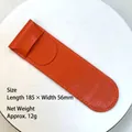 Detailansicht der langlebigen orangefarbenen PU-Leder-Stifthülle mit weicher Textur - 185x56mm / Orange