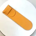 Detailansicht eines gelben PU-Leder-Federmäppchens mit Größen- und Gewichtsangaben - 185x56mm / Gelb