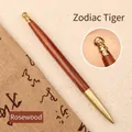 Stylo gel artisanal en bois de rose et laiton avec une tête de tigre du zodiaque - Dalbergia-Tigre