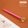 Penna a sfera in metallo rosso rosa con un grande ornamento di diamanti in cristallo - Rosso rosa