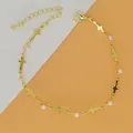 Elegante gouden armband met fijne kruisbedeltjes en witte parelaccenten voor dames - Kruis Parel Armband / Goud
