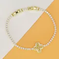 Gedetailleerd overzicht van vergulde klaverarmband met baguette-zirkonia-stenen - Volledige Zirconia Bloemenarmband (Baguette Slijpvorm) / Goud