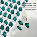 Smaragdgrüne axtförmige Kristall-Strasssteine für die Nagelkunst-Dekoration - Pfauengrün (2-Stück) / 9X14mm