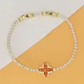 Detail van een goudkleurige armband met oranje kruisbloemmotief en sprankelende zirkonia-stenen - Oranje Zirconia Bloemenarmband / Goud